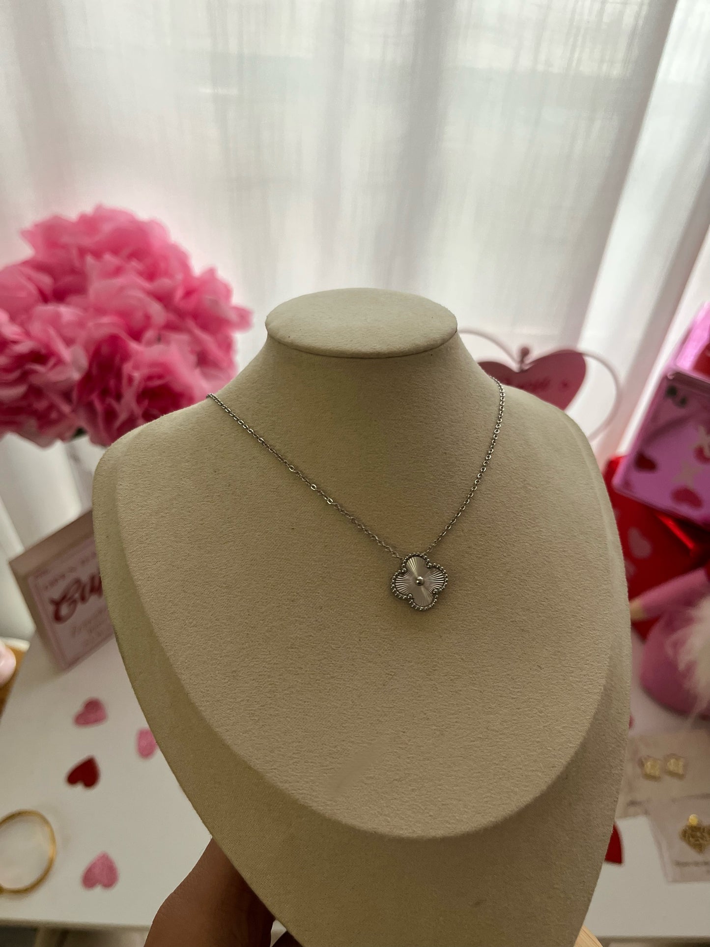 Single clover necklace