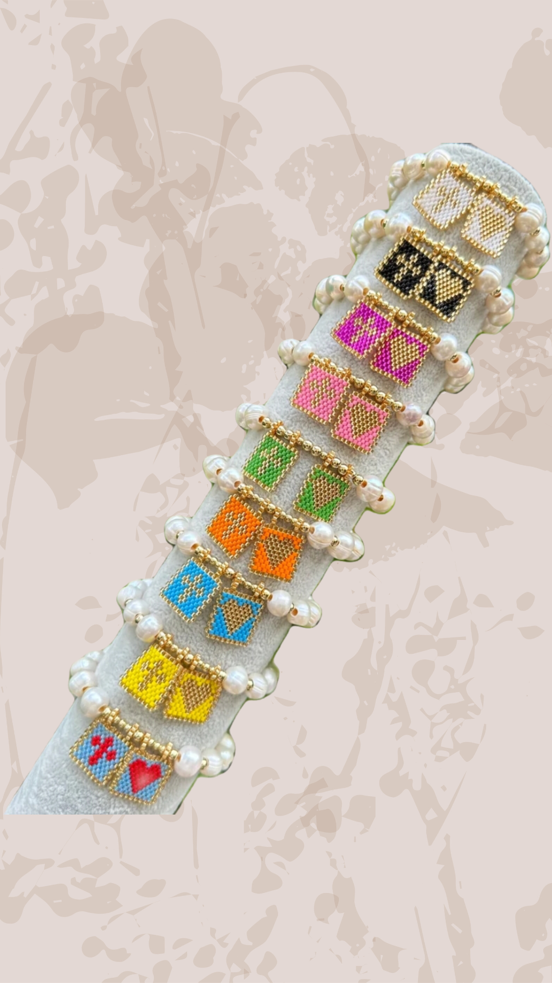 Escapulario pearl & Gold bracelets