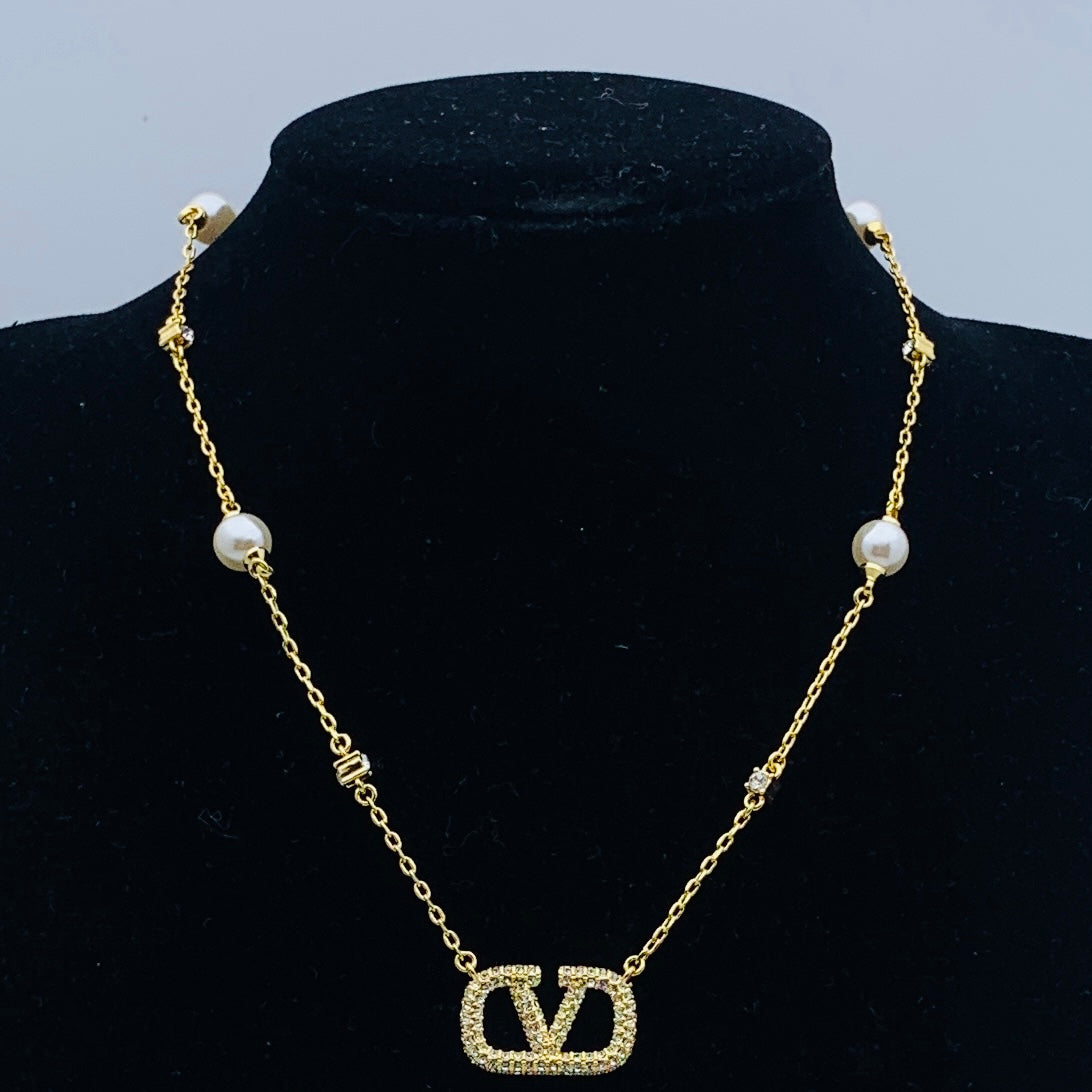 Enblem dainty Valentina Pearl necklace pre- Order