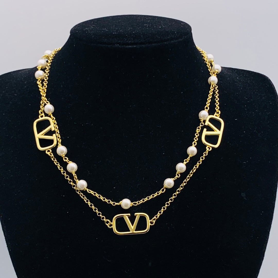 Valentina Pearl enblem necklace Pre order
