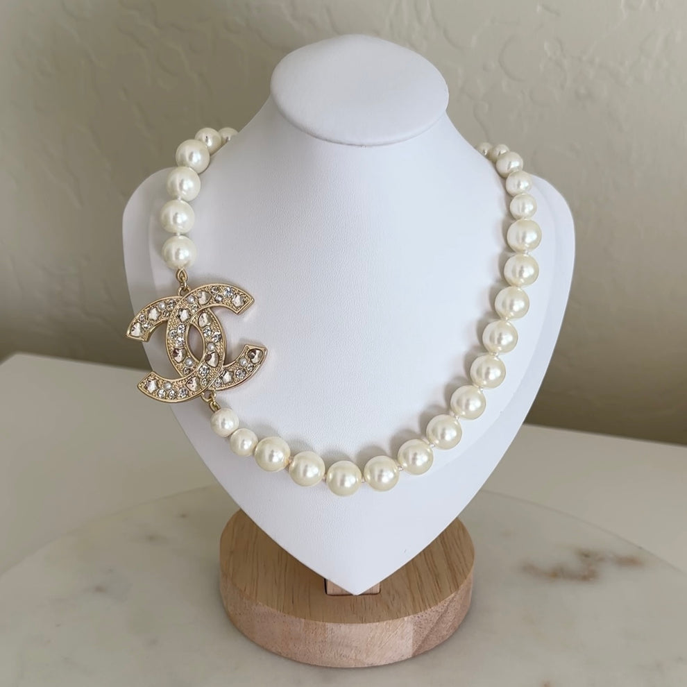 Sheyla pearl necklace