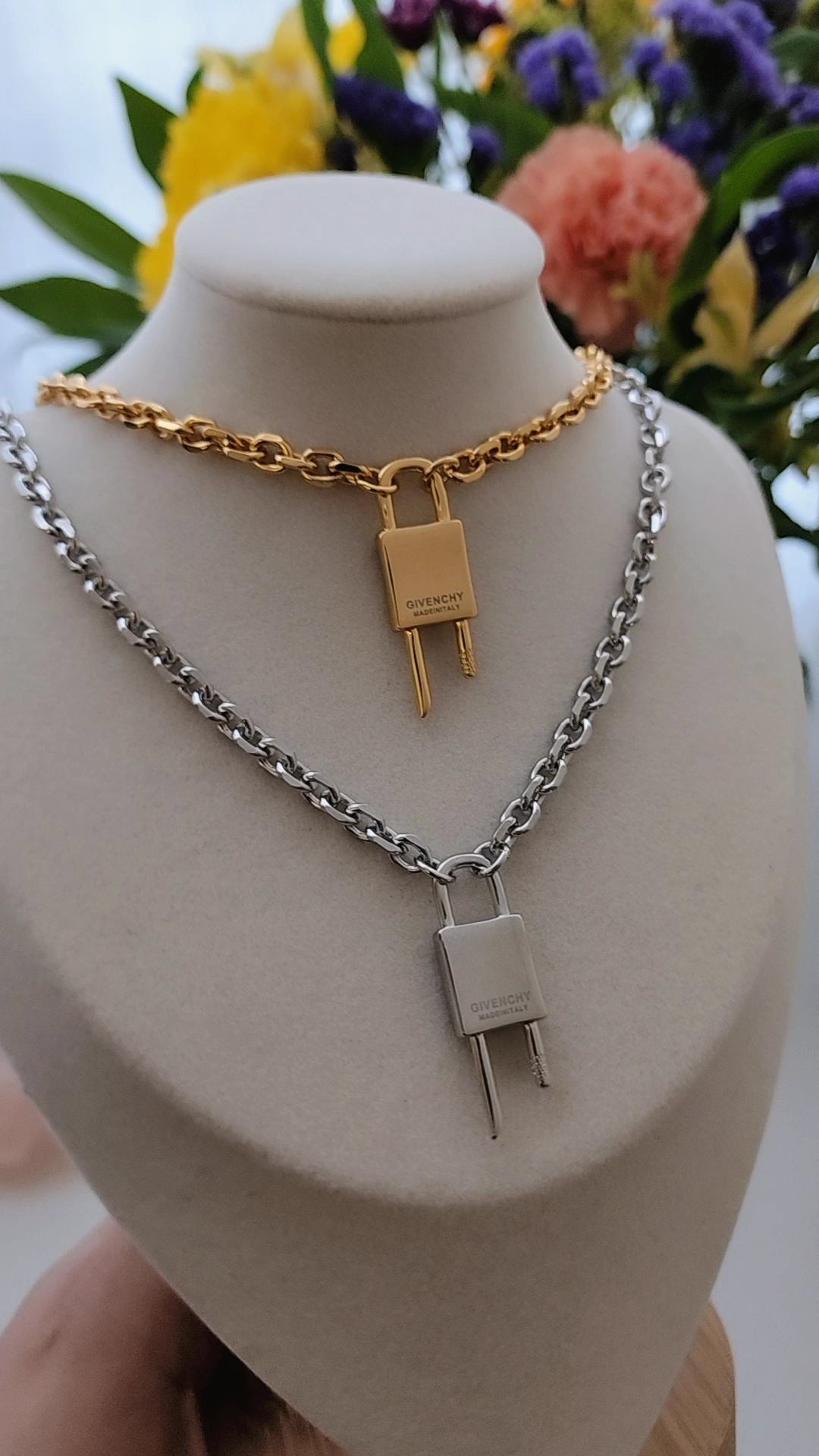 Giovanna lock necklace