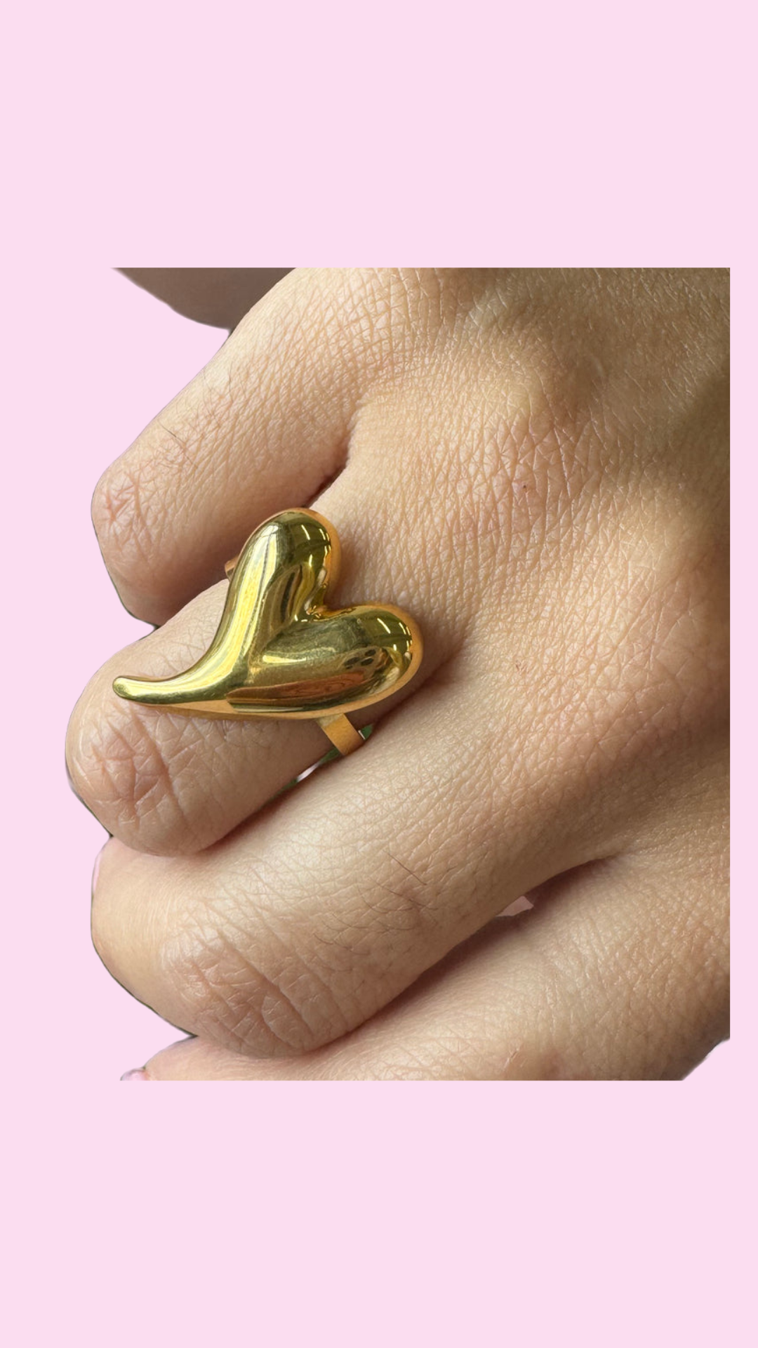 Curvy heart ring